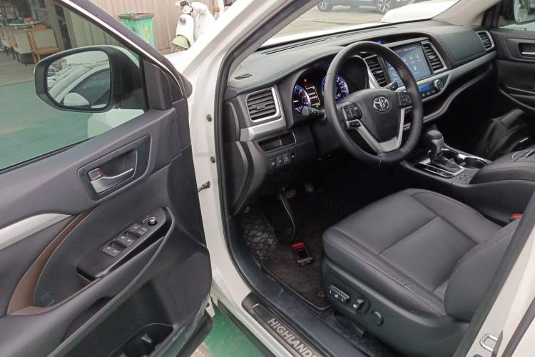 Used Toyota Highlander 2018 2.0T Four-Wheel Drive Prestige Version 7 Seats China VI Standard Driver Seat