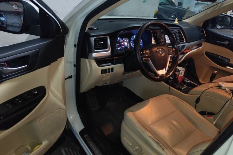 Used Toyota Highlander 2018 2.0T Four-Wheel Drive Luxury Version 7 Seats China VI Standard Driver Seat