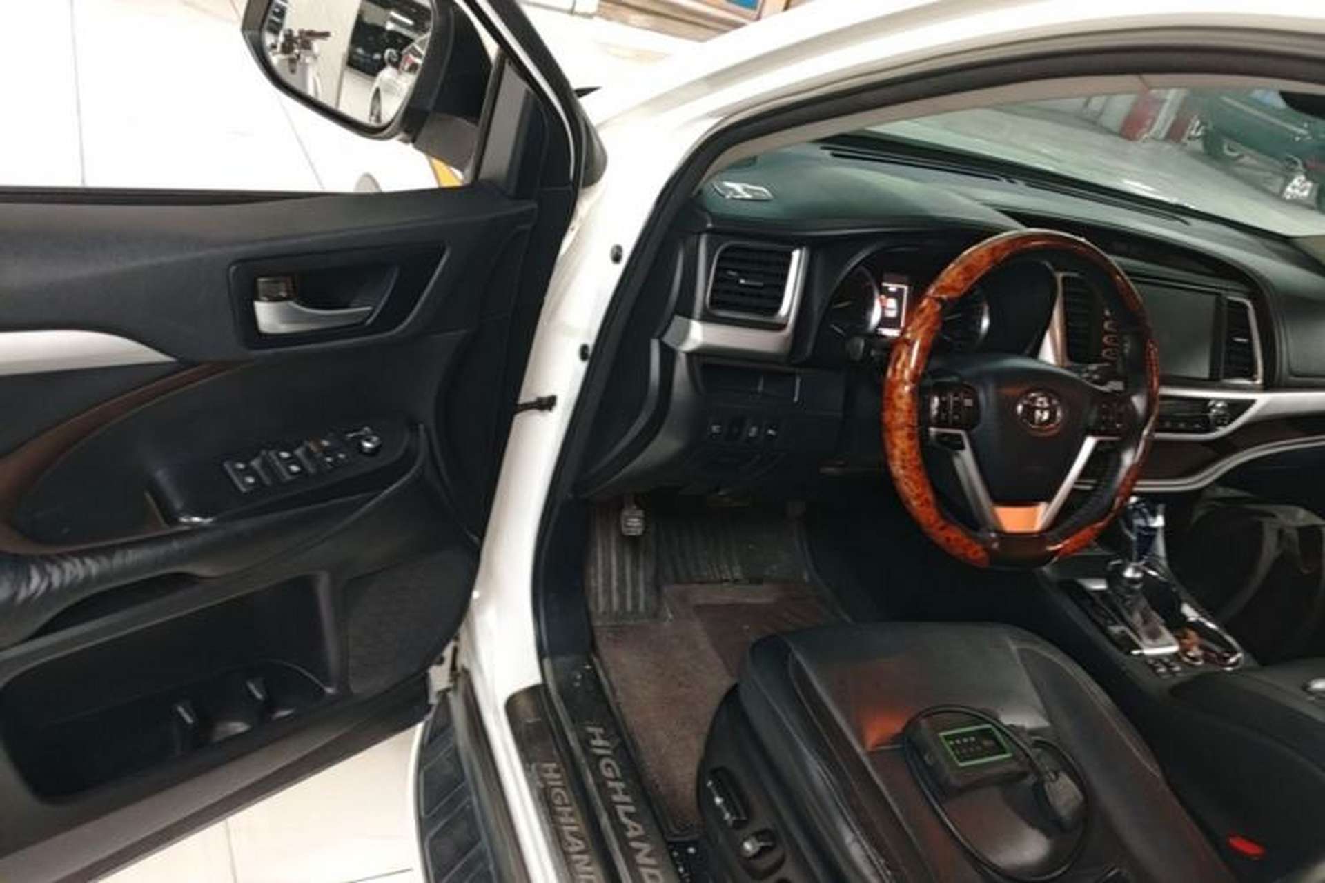 Used Toyota Highlander 2018 2.0T Four-Wheel Drive Luxury Version 7 Seats China VI Standard Driver Seat