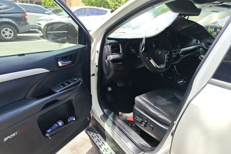 Used Toyota Highlander 2018 2.0T Four-Wheel Drive Luxury Edition 7 Seats China V Emission Standard Driver Seat