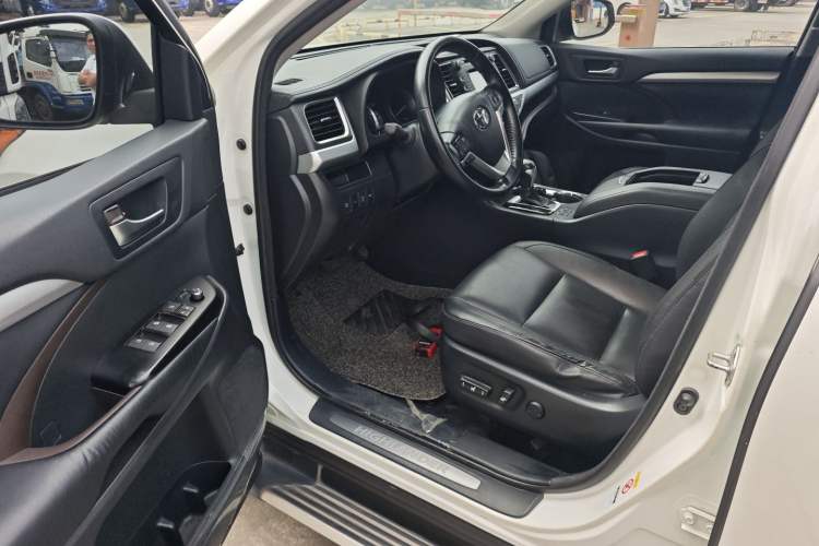 Used Toyota Highlander 2018 2.0T Two-Wheel-Drive Luxury Edition 7 Seats Emission Standard China V Driver Seat