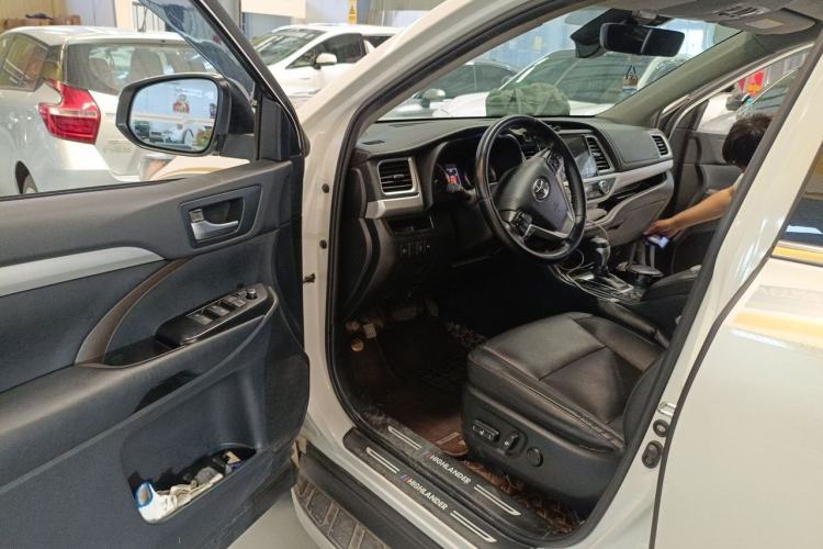 Used Toyota Highlander 2018 2.0T Four-Wheel Drive Luxury Version 7 Seats China VI Standard Driver Seat