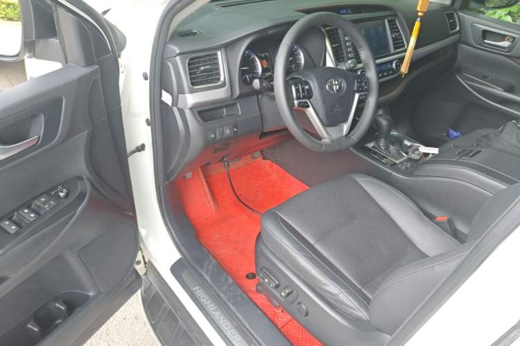 Used Toyota Highlander 2018 2.0T Four-Wheel Drive Luxury Edition 7 Seats China V Emission Standard Driver Seat
