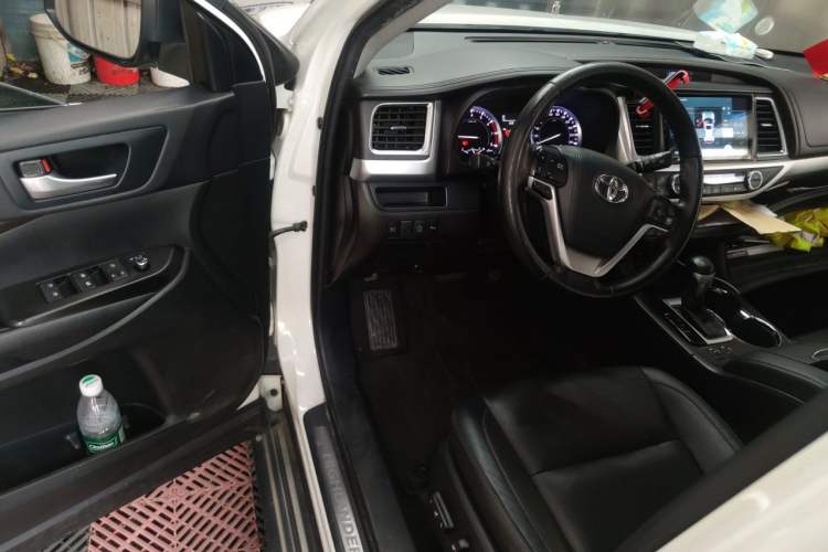 Used Toyota Highlander 2018 2.0T Four-Wheel Drive Luxury Version 7 Seats China VI Standard Driver Seat