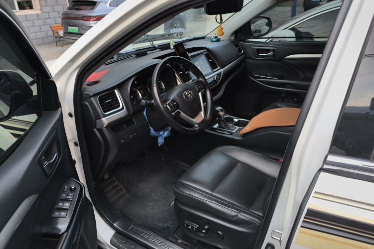Used Toyota Highlander 2018 2.0T Four-Wheel Drive Luxury Edition 7 Seats China V Emission Standard Driver Seat