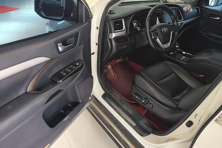 Used Toyota Highlander 2018 2.0T Four-Wheel Drive Luxury Version 7 Seats China VI Standard Driver Seat