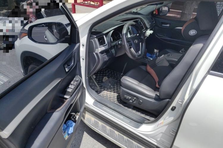 Used Toyota Highlander 2018 2.0T Four-Wheel Drive Luxury Edition 7 Seats China V Emission Standard Driver Seat