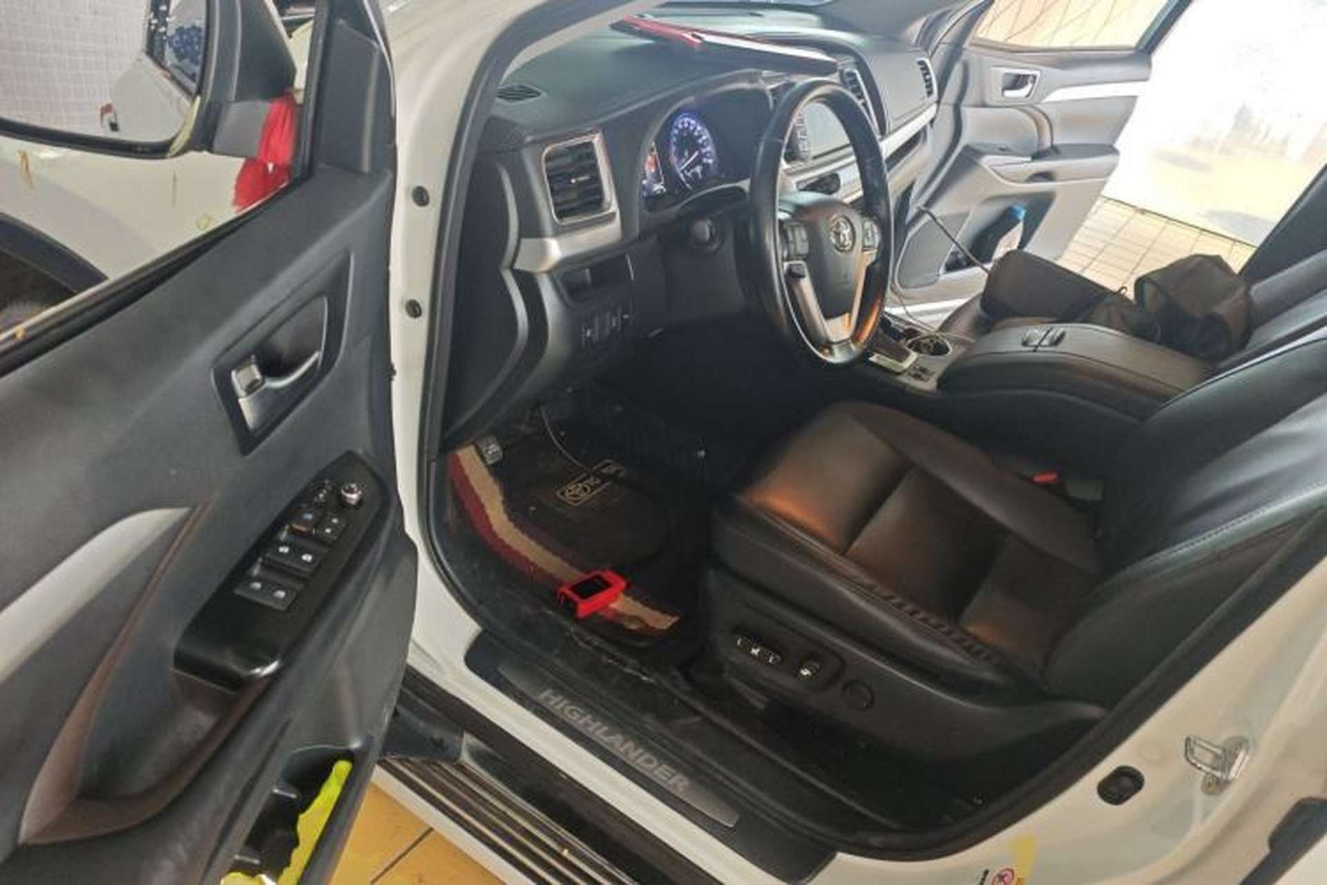 Used Toyota Highlander 2018 2.0T Four-Wheel Drive Luxury Edition 7 Seats China V Emission Standard Driver Seat