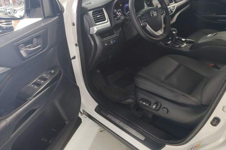 Used Toyota Highlander 2018 2.0T Four-Wheel Drive Luxury Edition 7 Seats China V Emission Standard Driver Seat