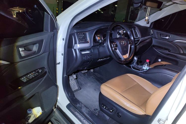Used Toyota Highlander 2018 2.0T Four-Wheel Drive Knight Edition 7 Seats China VI Standard Driver Seat