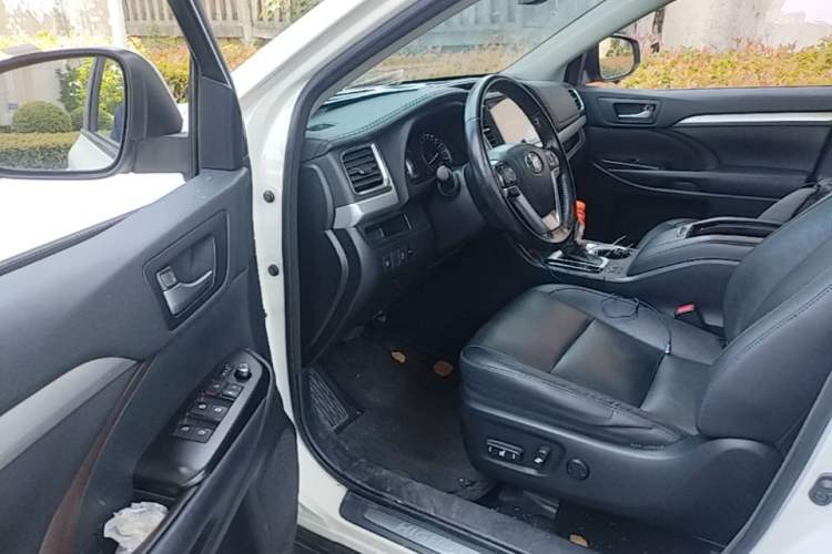 Used Toyota Highlander 2018 2.0T Two-Wheel-Drive Luxury Edition 7 Seats Emission Standard China V Driver Seat