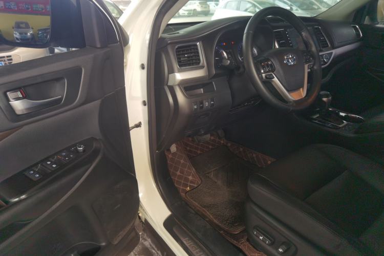 Used Toyota Highlander 2018 2.0T Four-Wheel Drive Luxury Edition 7 Seats China V Emission Standard Driver Seat