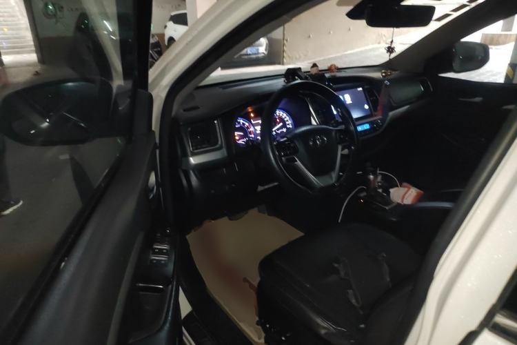 Used Toyota Highlander 2018 2.0T Two-Wheel-Drive Luxury Edition 7 Seats Emission Standard China V Driver Seat