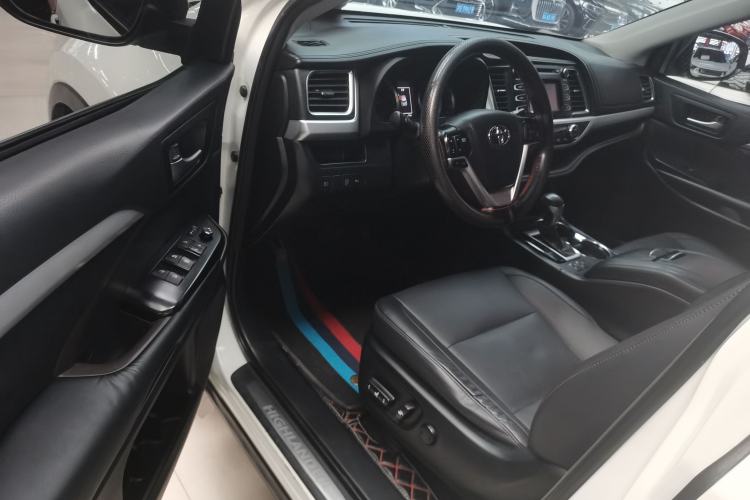 Used Toyota Highlander 2018 2.0T Four-Wheel Drive Luxury Edition 7 Seats China V Emission Standard Driver Seat