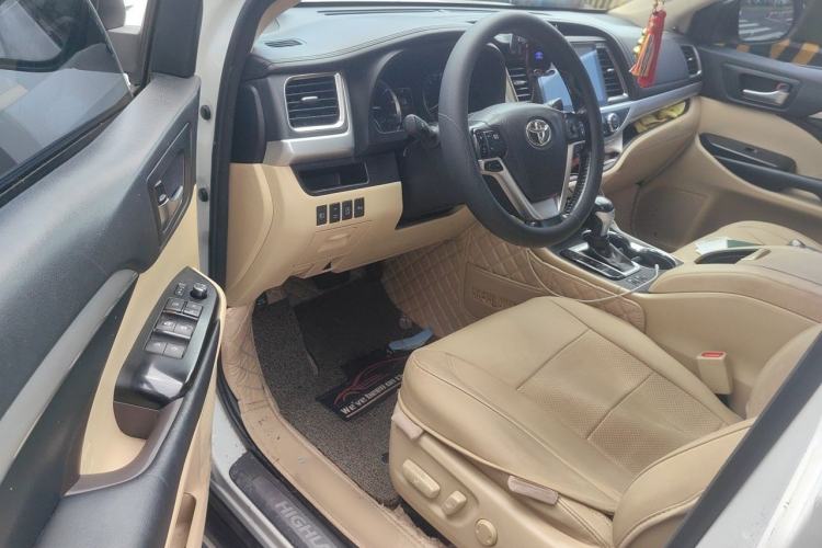 Used Toyota Highlander 2018 2.0T Four-Wheel Drive Luxury Edition 7 Seats China V Emission Standard Driver Seat