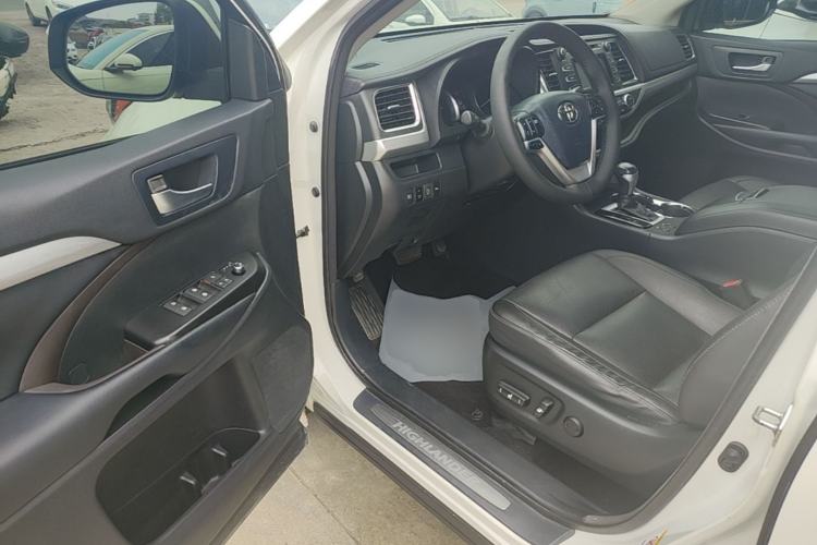 Used Toyota Highlander 2018 2.0T Four-Wheel Drive Luxury Edition 7 Seats China V Emission Standard Driver Seat