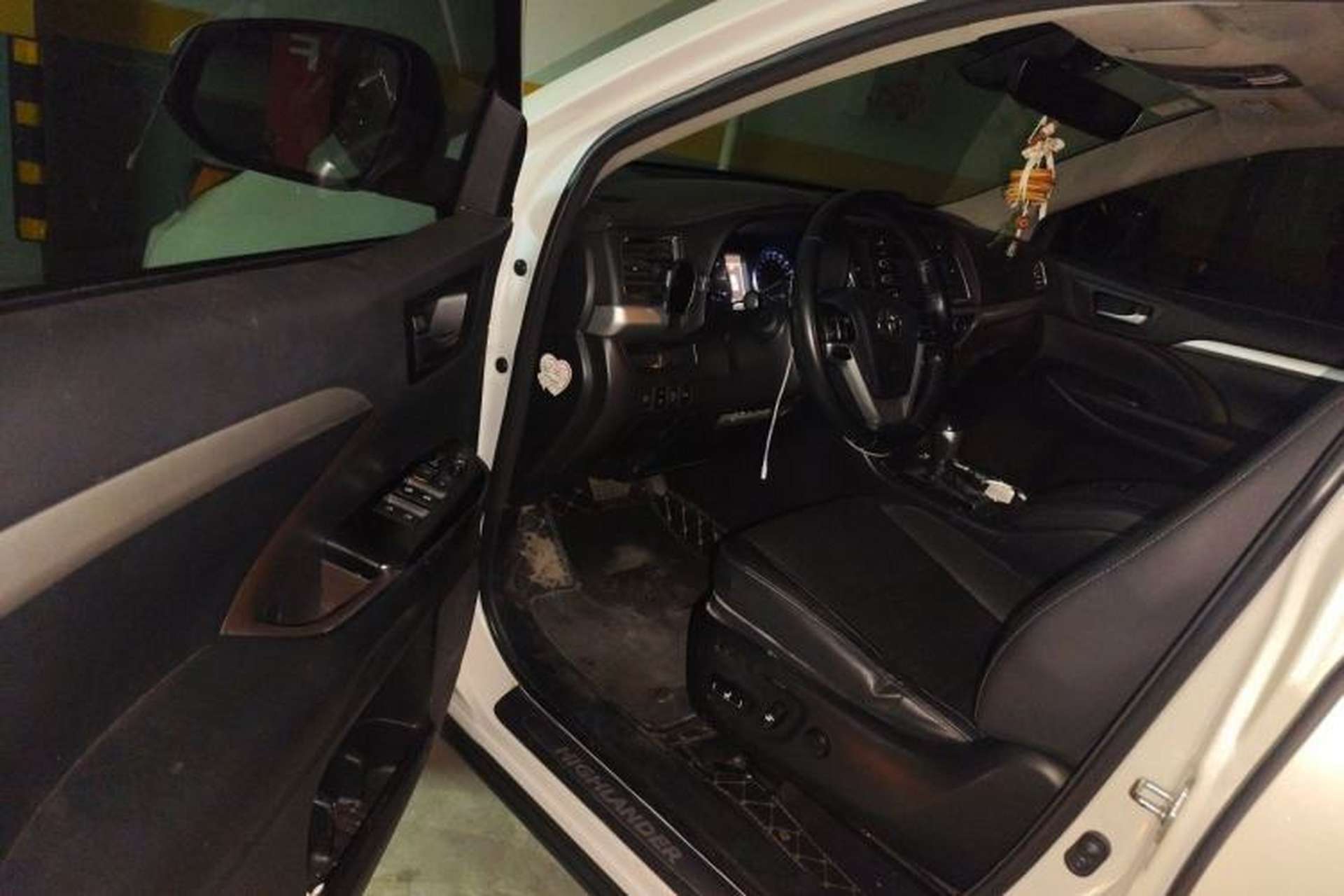 Used Toyota Highlander 2018 2.0T Four-Wheel Drive Luxury Edition 7 Seats China V Emission Standard Driver Seat