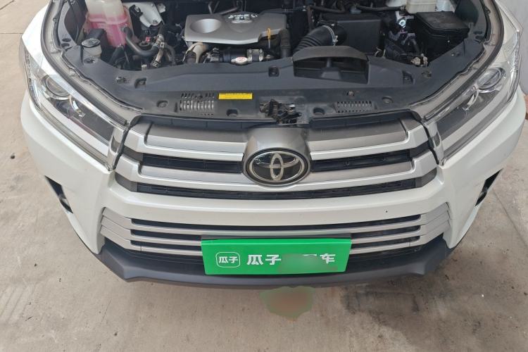 Used Toyota Highlander 2018 2.0T Four-Wheel Drive Luxury Edition 7 Seats China V Emission Standard Engine Bay