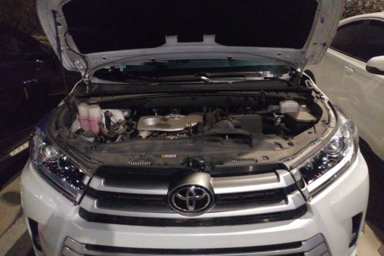 Used Toyota Highlander 2018 2.0T Four-Wheel Drive Elite Edition 7 Seats China VI Standard Engine Bay