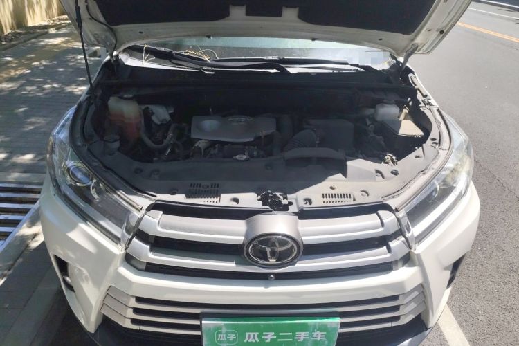 Used Toyota Highlander 2018 2.0T Four-Wheel Drive Luxury Edition 7 Seats China V Emission Standard Engine Bay
