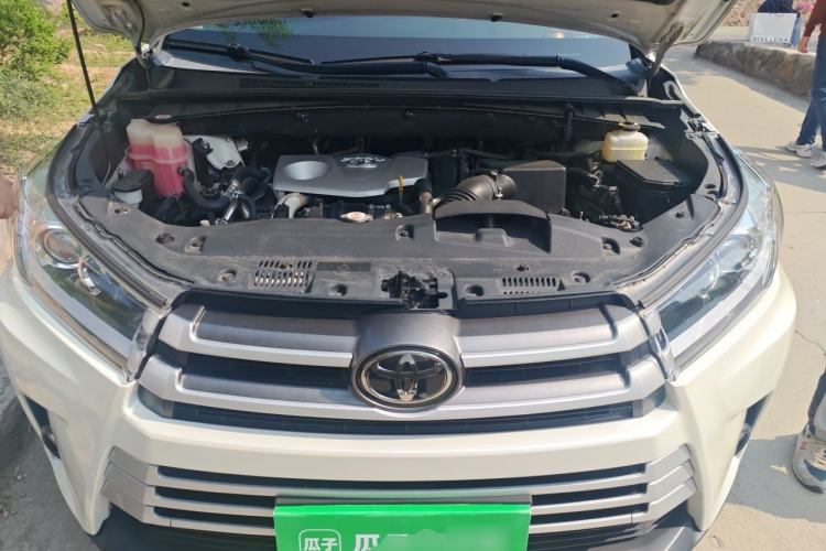 Used Toyota Highlander 2018 2.0T Four-Wheel Drive Luxury Edition 7 Seats China V Emission Standard Engine Bay