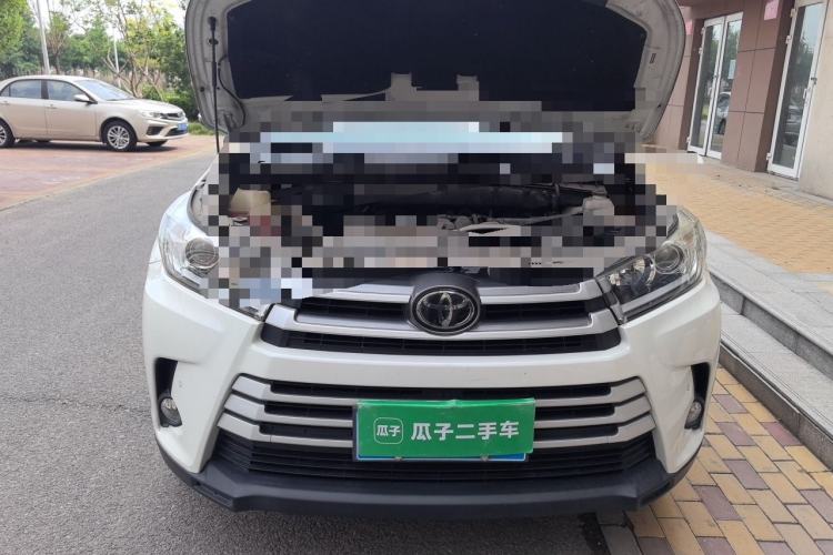 Used Toyota Highlander 2018 2.0T Four-Wheel Drive Luxury Edition 7 Seats China V Emission Standard Engine Bay