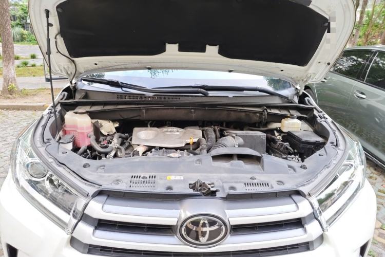 Used Toyota Highlander 2018 2.0T Four-Wheel Drive Luxury Edition 7 Seats China V Emission Standard Engine Bay