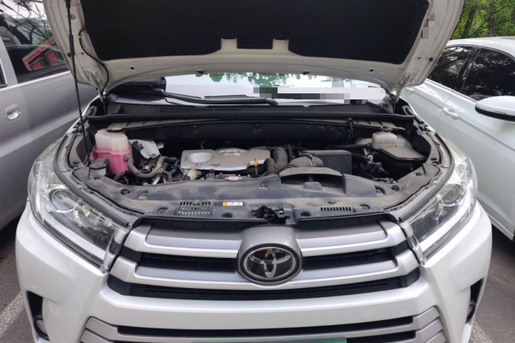 Used Toyota Highlander 2018 2.0T Four-Wheel Drive Luxury Version 7 Seats China VI Standard Engine Bay