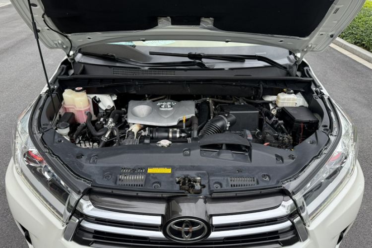 Used Toyota Highlander 2018 2.0T Four-Wheel Drive Prestige Version 7 Seats China V Emission Standard Engine Bay