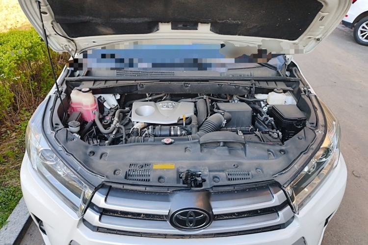 Used Toyota Highlander 2018 2.0T Four-Wheel Drive Luxury Edition 7 Seats China V Emission Standard Engine Bay