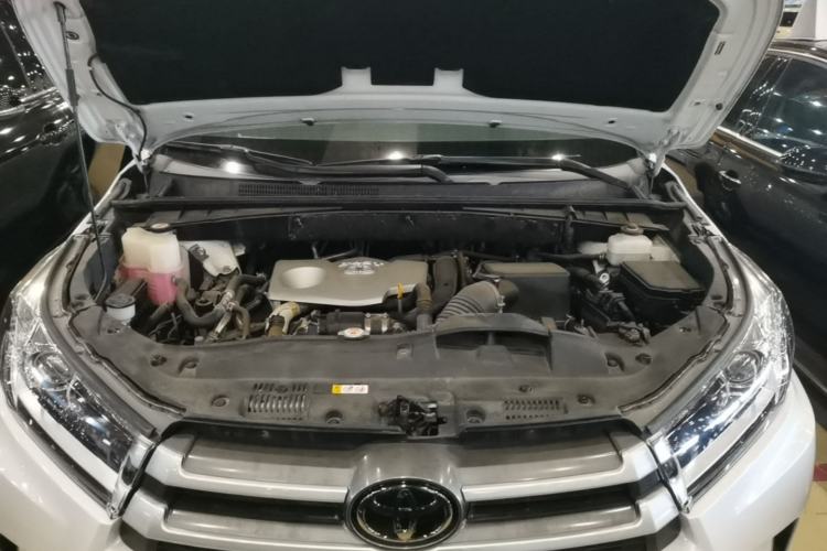 Used Toyota Highlander 2018 2.0T Four-Wheel Drive Luxury Version 7 Seats China VI Standard Engine Bay