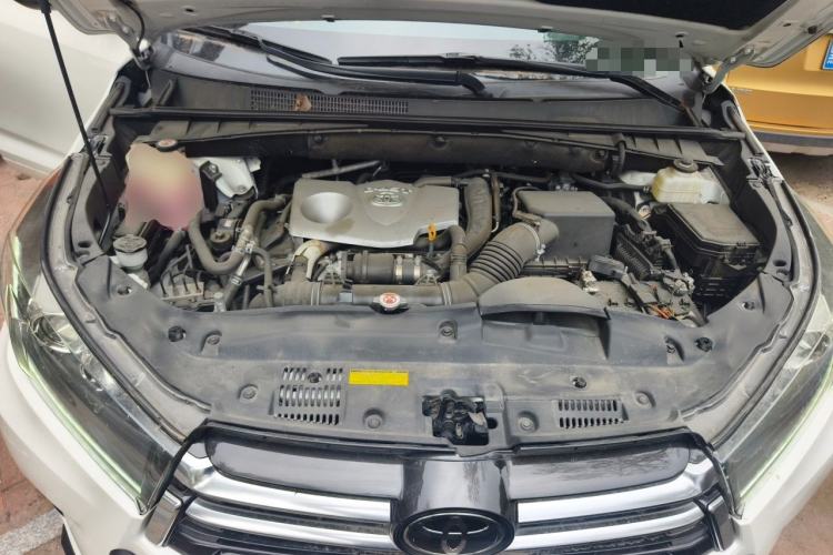 Used Toyota Highlander 2018 2.0T Four-Wheel Drive Prestige Version 7 Seats China V Emission Standard Engine Bay
