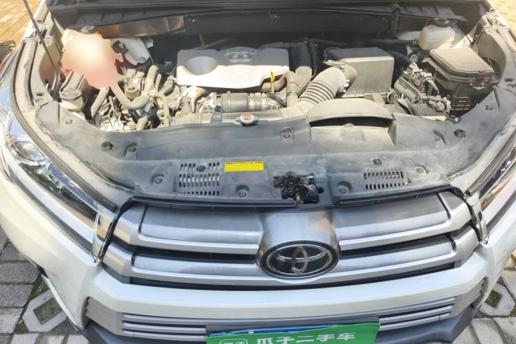 Used Toyota Highlander 2018 2.0T Four-Wheel Drive Luxury Edition 7 Seats China V Emission Standard Engine Bay