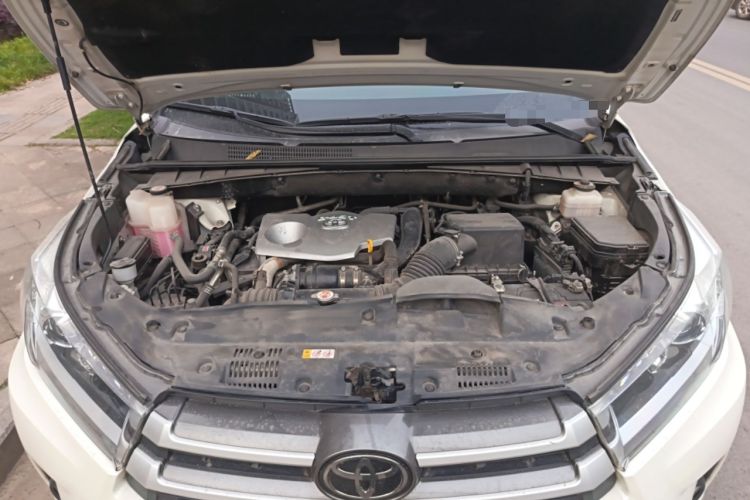 Used Toyota Highlander 2018 2.0T Four-Wheel Drive Luxury Version 7 Seats China VI Standard Engine Bay