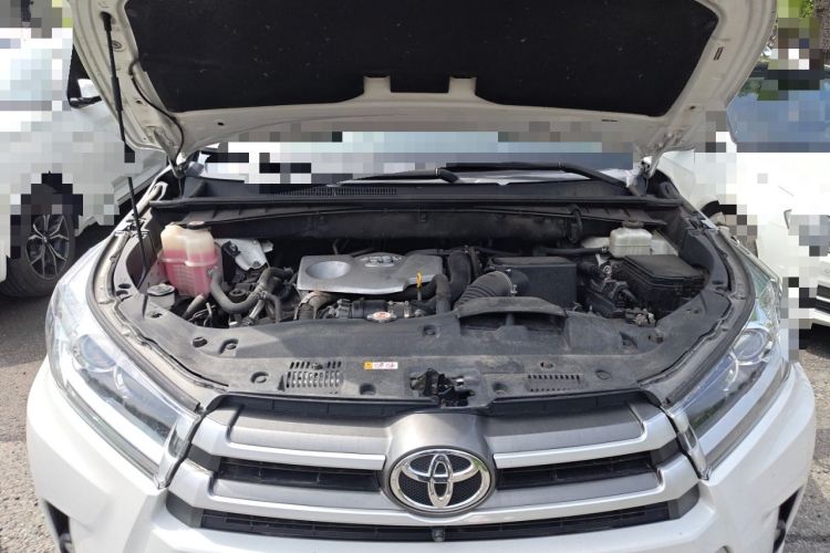 Used Toyota Highlander 2018 2.0T Four-Wheel Drive Elite Edition 7 Seats China VI Standard Engine Bay