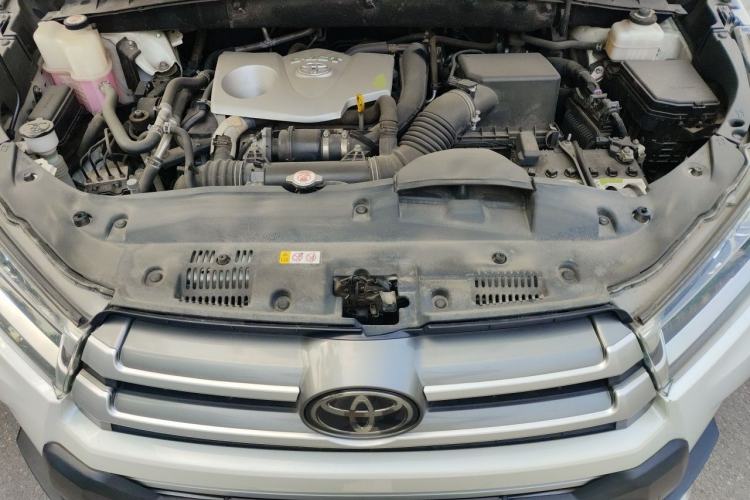Used Toyota Highlander 2018 2.0T Four-Wheel Drive Luxury Version 7 Seats China VI Standard Engine Bay
