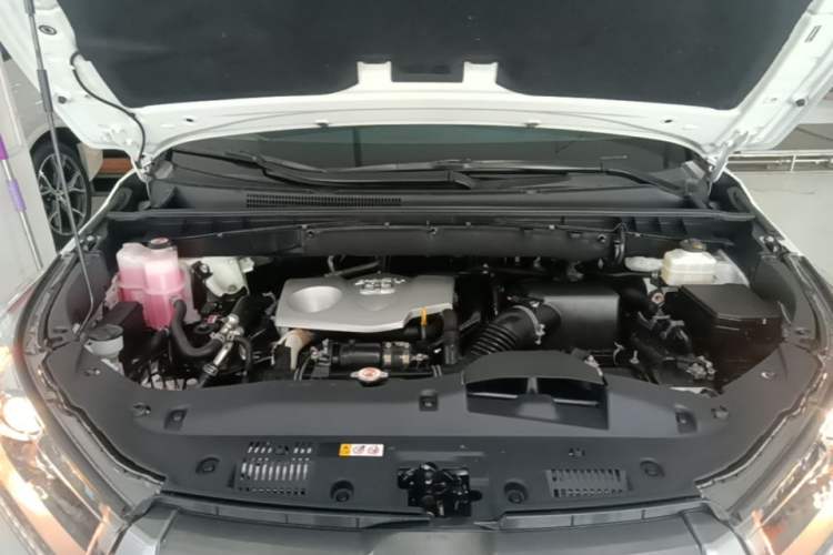 Used Toyota Highlander 2018 2.0T Four-Wheel Drive Luxury Version 7 Seats China VI Standard Engine Bay