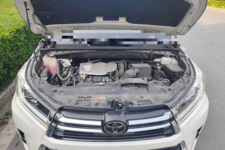 Used Toyota Highlander 2018 2.0T Four-Wheel Drive Prestige Version 7 Seats China V Emission Standard Engine Bay