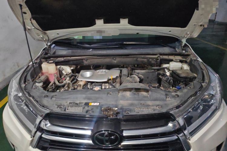 Used Toyota Highlander 2018 2.0T Four-Wheel Drive Prestige Version 7 Seats China V Emission Standard Engine Bay