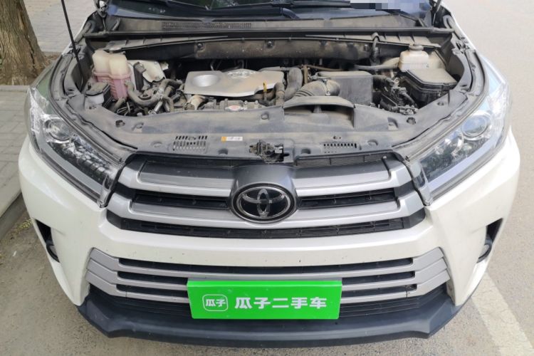 Used Toyota Highlander 2018 2.0T Four-Wheel Drive Luxury Version 7 Seats China VI Standard Engine Bay