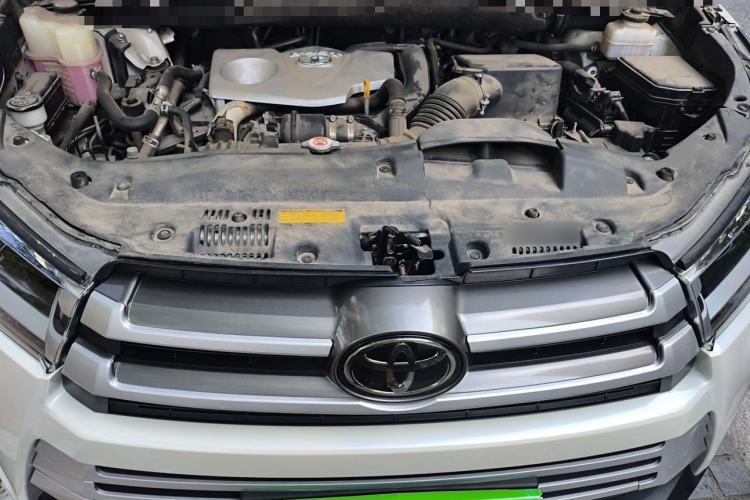 Used Toyota Highlander 2018 2.0T Four-Wheel Drive Luxury Edition 7 Seats China V Emission Standard Engine Bay