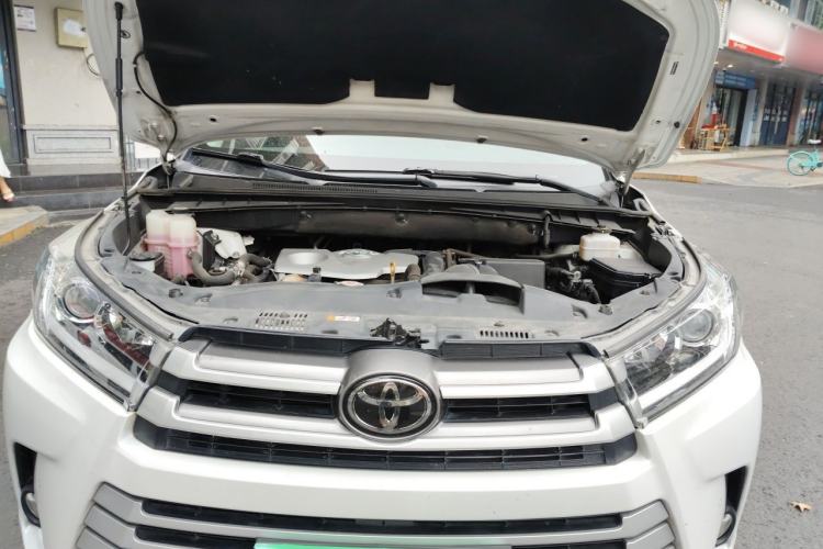 Used Toyota Highlander 2018 2.0T Four-Wheel Drive Luxury Version 7 Seats China VI Standard Engine Bay