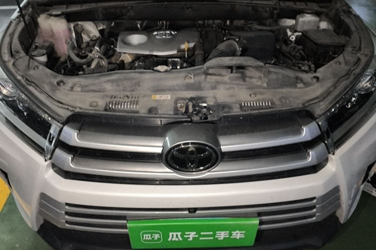 Used Toyota Highlander 2018 2.0T Four-Wheel Drive Luxury Version 7 Seats China VI Standard Engine Bay