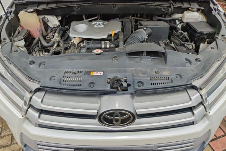 Used Toyota Highlander 2018 2.0T Four-Wheel Drive Luxury Version 7 Seats China VI Standard Engine Bay