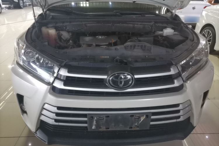 Used Toyota Highlander 2018 2.0T Four-Wheel Drive Luxury Version 7 Seats China VI Standard Engine Bay