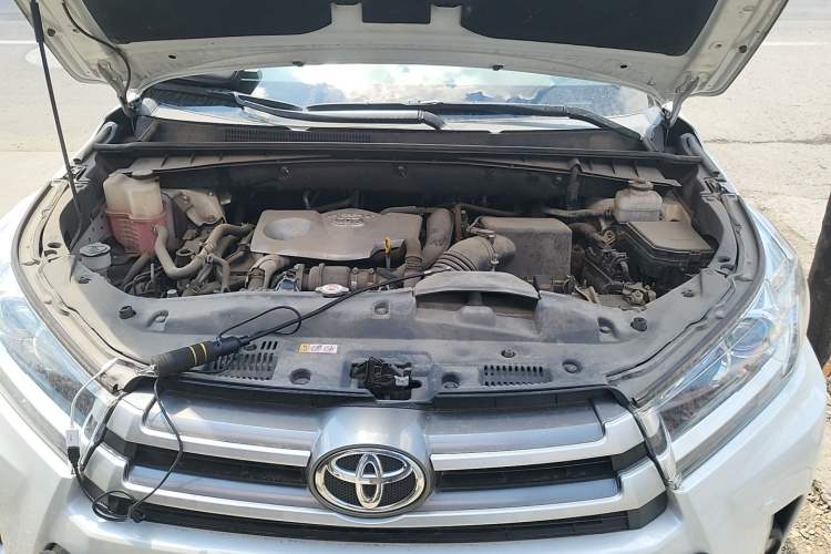 Used Toyota Highlander 2018 2.0T Two-Wheel Drive Elite Version 5 Seats China VI Standard Engine Bay