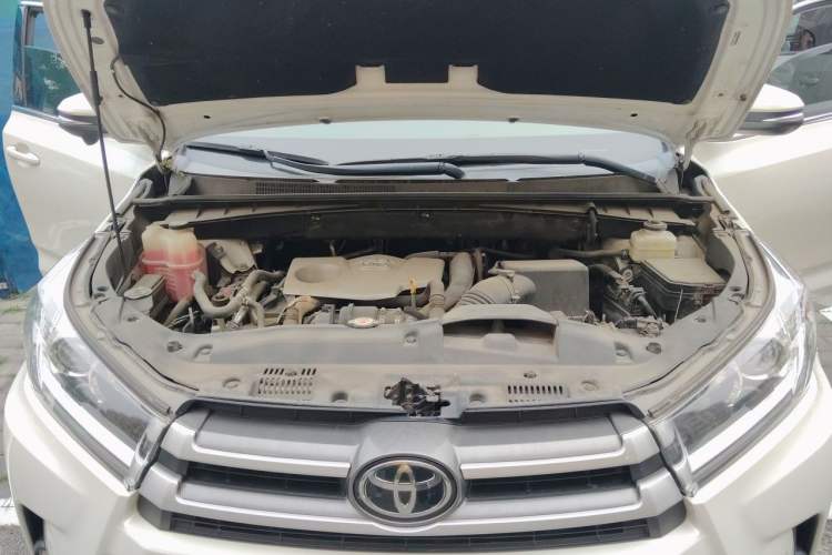 Used Toyota Highlander 2018 2.0T Four-Wheel Drive Luxury Edition 7 Seats China V Emission Standard Engine Bay