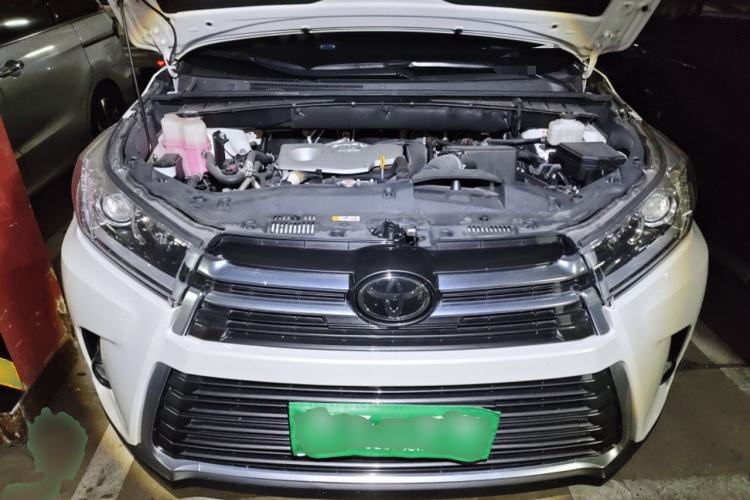 Used Toyota Highlander 2018 2.0T Four-Wheel Drive Prestige Version 7 Seats China VI Standard Engine Bay
