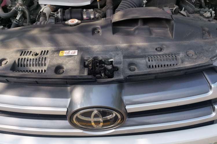 Used Toyota Highlander 2018 2.0T Four-Wheel Drive Luxury Version 7 Seats China VI Standard Engine Bay
