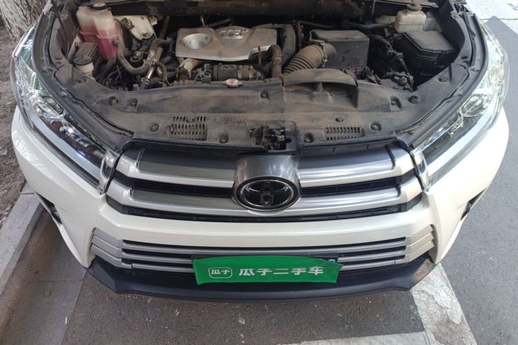Used Toyota Highlander 2018 2.0T Four-Wheel Drive Luxury Edition 7 Seats China V Emission Standard Engine Bay